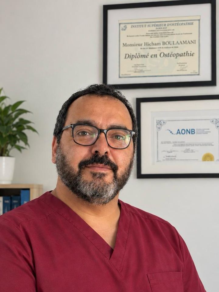 Hicham Boulaamani, ostéopathe D.O., dans son cabinet de Rabat Agdal